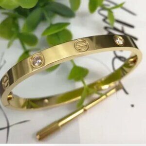 Elegant Gold Bracelet with Crystal Accents